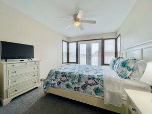 8 bedrooms, desk, iron/ironing board, free WiFi - Just Steps to the Beach! (Virginia Beach)