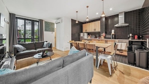 Un apartamento moderno con sala de estar, comedor y cocina.
