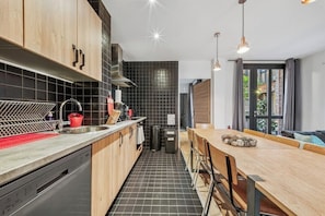 Fridge, microwave, oven, stovetop - CHEMIN VERT LOFT 1 - Loft for 10 - 4 rooms - BASTILLE - MARAIS (Paris)