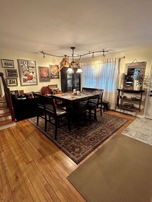 Dining - Large Private Yard W/Pool mins to SPAC & Travers Weekend Currently Available (Saratoga Springs)