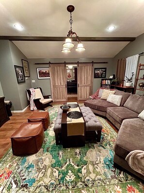 Smart TV, fireplace, DVD player, books - Large Private Yard W/Pool mins to SPAC & Travers Weekend Currently Available (Saratoga Springs)