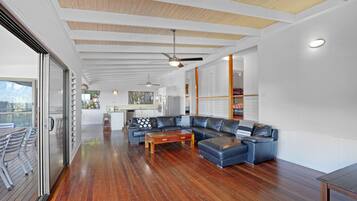 Smart-TV, Videospielkonsole, DVD-Player, Tischtennisplatte