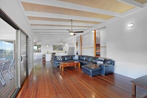 TV connectée, console de jeux vidéo, lecteur de DVD