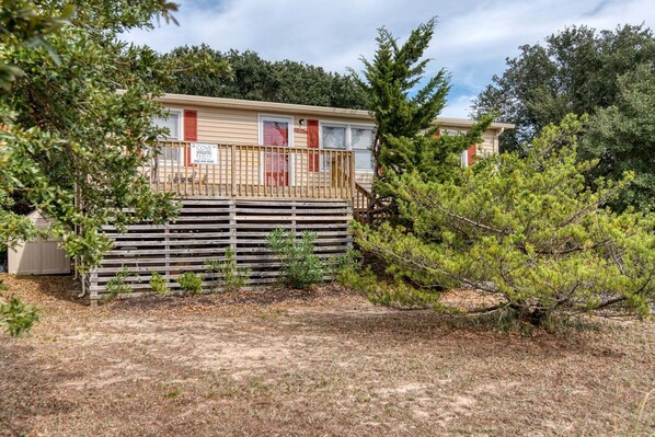 A mobile home with a fenced yard, a small shed, and a tree. - 364 Close to the Beach and Wright Memorial! (Kill Devil Hills)