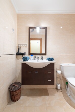 Douche, séchoir à cheveux, serviettes fournies, savon