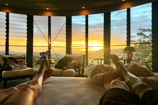 6 quartos, ferros/tábuas de passar roupa, berço de viagem