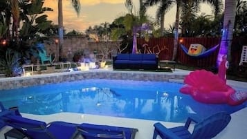 Una piscina al aire libre, una piscina climatizada