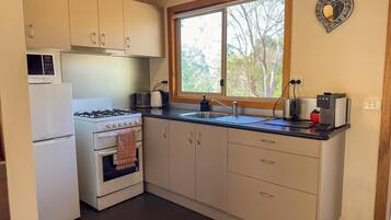 Jääkaappi, mikroaaltouuni, uuni, liesi