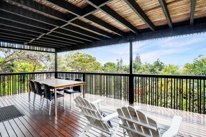 Outdoor dining - Architect designed family beach house perched high on a hill with water... (Point Lookout)