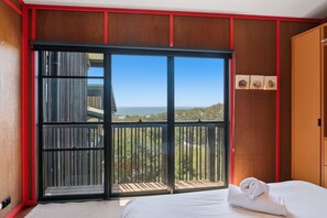 4 bedrooms, free WiFi, bed sheets - Architect designed family beach house perched high on a hill with water... (Point Lookout)