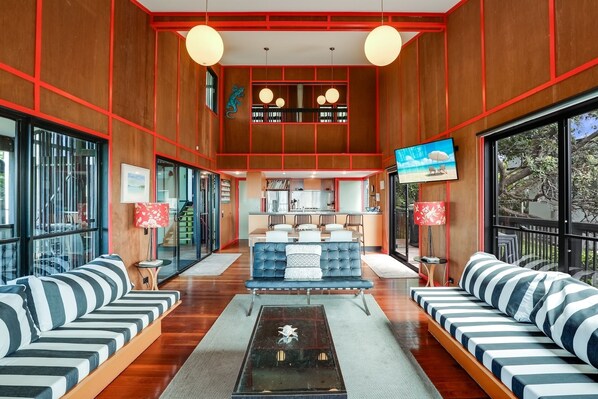 Smart TV, fireplace - Architect designed family beach house perched high on a hill with water... (Point Lookout)