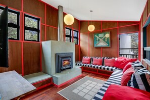 Smart TV, fireplace - Architect designed family beach house perched high on a hill with water... (Point Lookout)