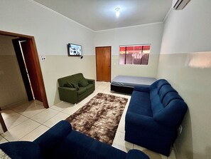 TV, Netflix, streaming services - Heated Swimming Pool, Air-Conditioned Living Room and Bedrooms, Net, WiFi, Complete House! (Aroeira) (OLÍMPIA)