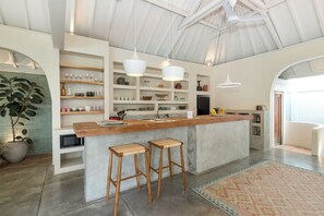 Fridge, microwave, oven, stovetop - Stylish 4BR \ Kids Friendly \5min Canggu \ Rooftop (Umalas)