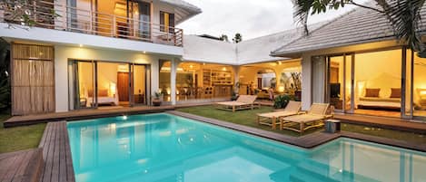 Una piscina al aire libre