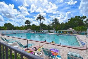 Una piscina al aire libre, una piscina climatizada