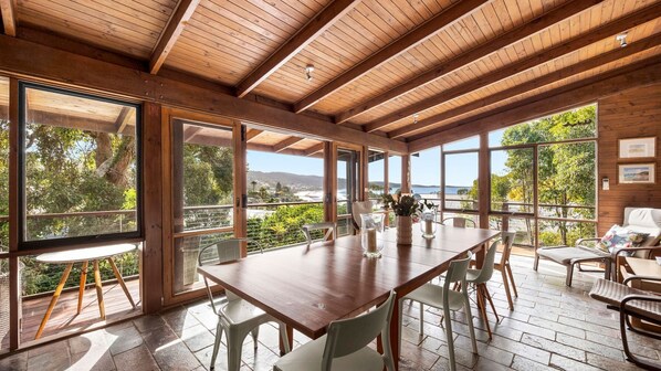 Dining - Bay Vista - Prime Location (Lorne)