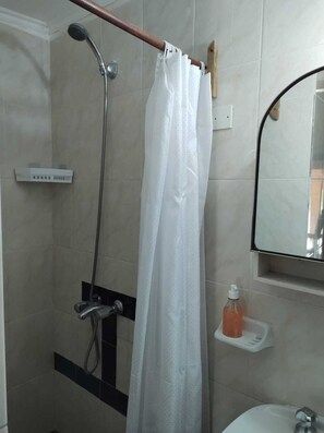 Habitación básica doble | Baño | Ducha, cabezal de ducha tipo lluvia, secador de pelo y bidé