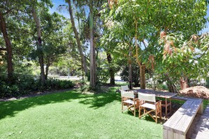 Outdoor dining - Air conditioned and handy to all amenities.. Walk to beach. (Point Lookout)