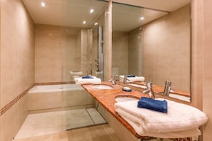 Baignoire, sĂšche-cheveux, bidet, serviettes fournies