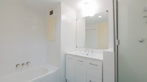Combined shower/tub, free toiletries, towels - Seaspray U4, 21 Warne Tce (CALOUNDRA)