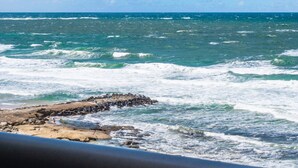 Une côte rocheuse où les vagues s’écrasent sur le rivage.