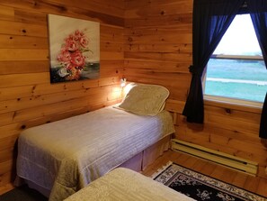 2 quartos, escrivaninha, ferros/tábuas de passar roupa, berço de viagem