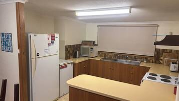 雪櫃、微波爐、焗爐、爐具