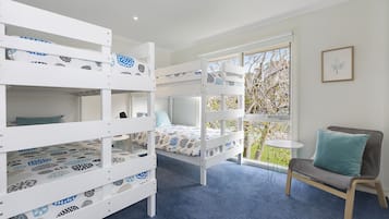 7 habitaciones, tabla de planchar con plancha y cuna de viaje