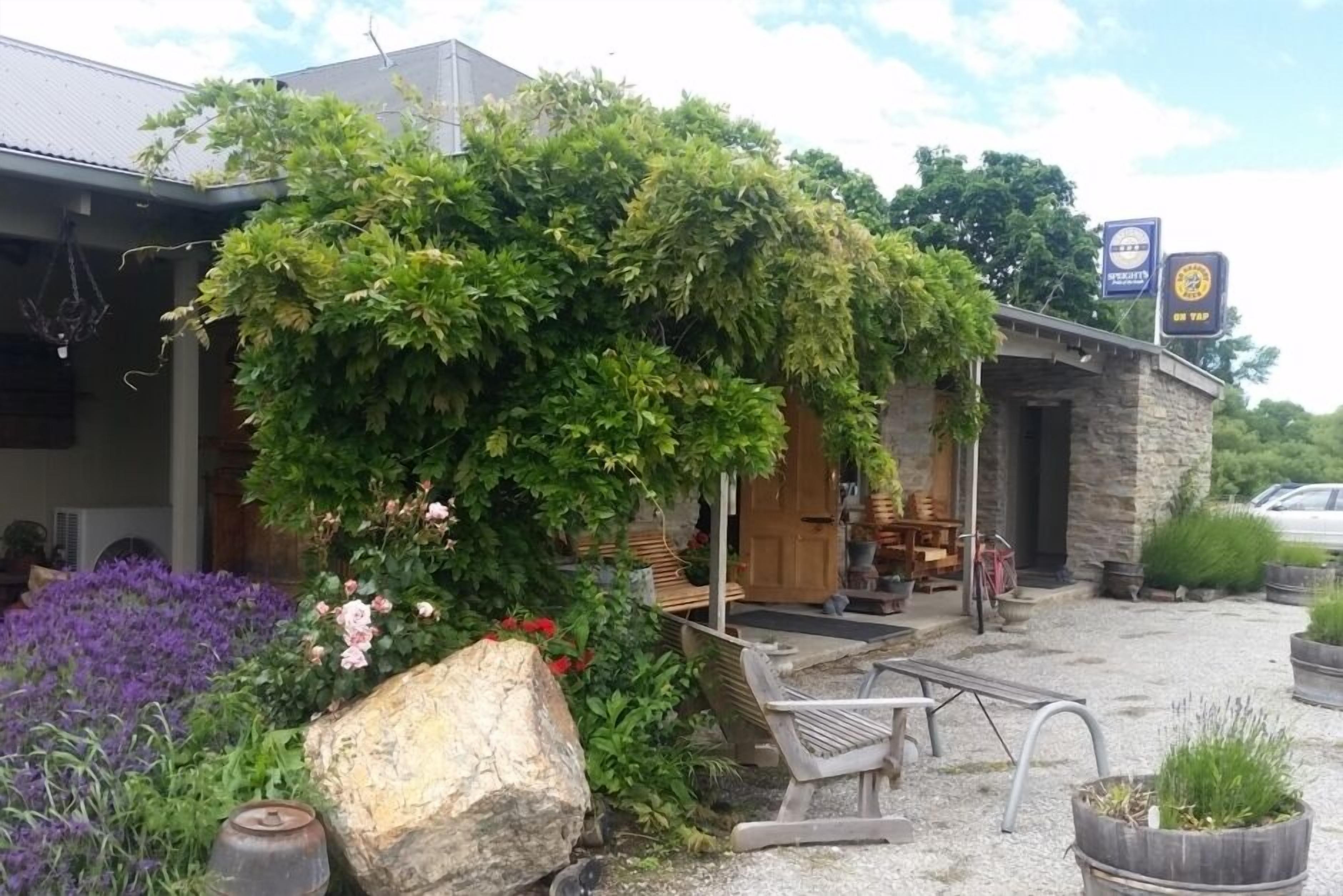 Iconic Chatto Creek Tavern 7 mins away