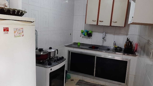 Geladeira, fogão, cooktop, cafeteira/chaleira