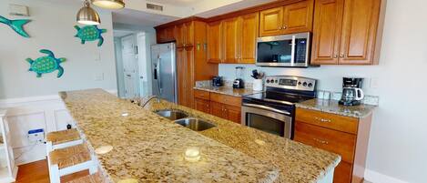 Réfrigérateur, four à micro-ondes, un four, surface de cuisson