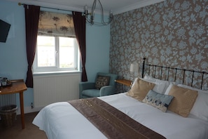 Habitación doble, vista al jardín | Cortinas blackout, insonorización y tabla de planchar con plancha