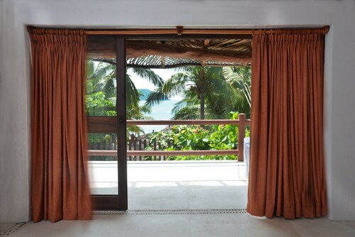 Beautiful beachfront property in Zihuatanejo Bay