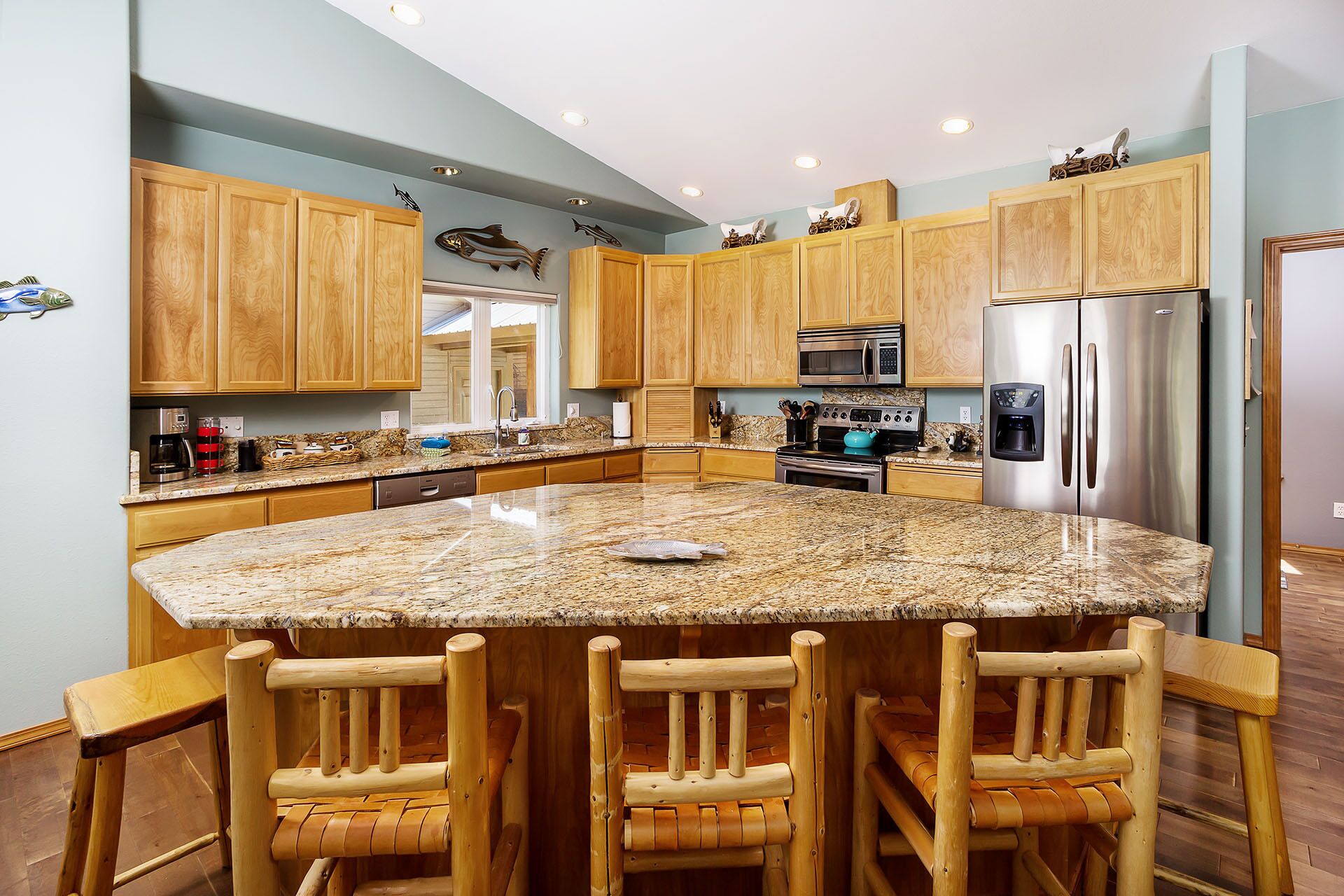 Riffle River Lodge-River, Hot Tub, Wi-Fi, Dogs OK