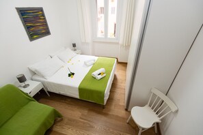 2 makuuhuonetta, tallelokero huoneessa, työpöytä, silitysrauta/-lauta