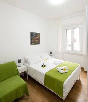 2 bedrooms, in-room safe, desk, iron/ironing board