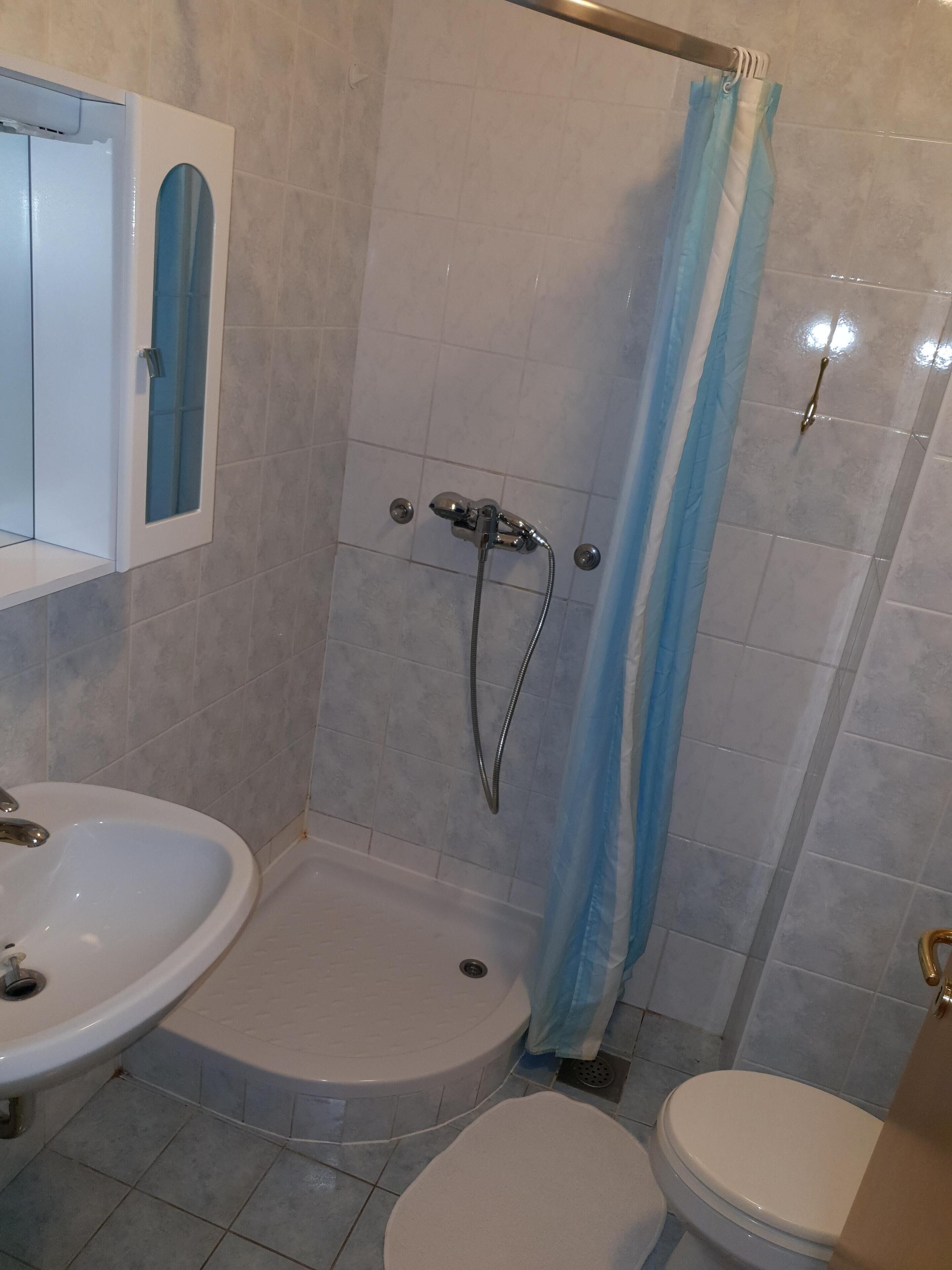 Douche, sèche-cheveux, serviettes fournies, savon