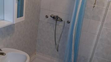 Douche, sĂšche-cheveux, serviettes fournies, savon