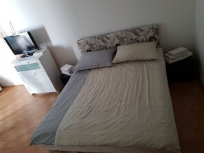 1 dormitorio, escritorio, tabla de planchar con plancha y wifi gratis