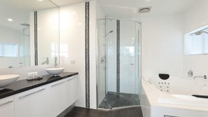 Shower, hair dryer - Top Class  - Commanding Bay Views (RYE)