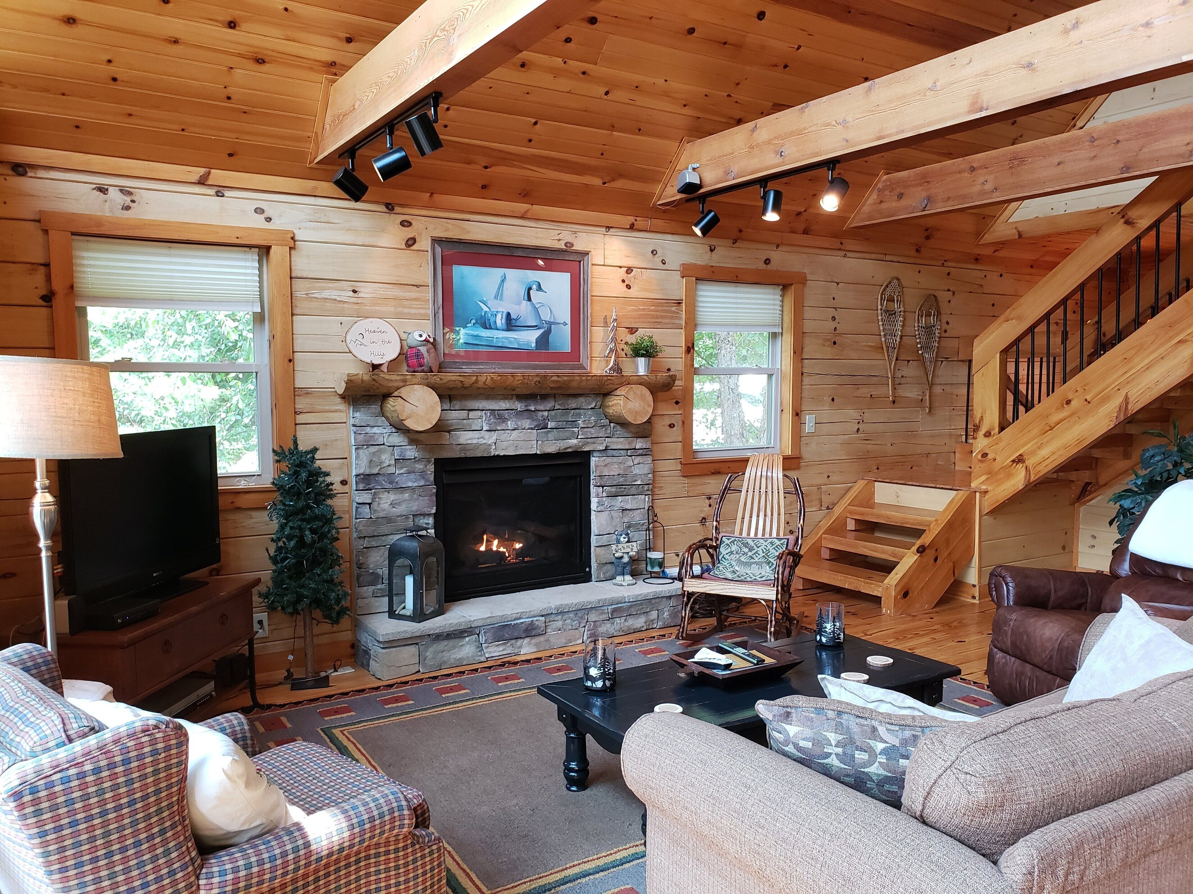 New Hot Tub!! Escape the heat and head to the COOL Mountains!  