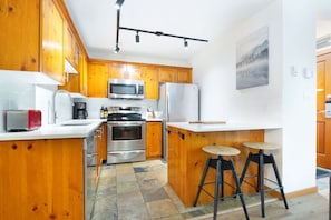 Réfrigérateur, four à micro-ondes, un four, surface de cuisson