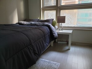 1 habitación, tabla de planchar con plancha, wifi gratis y ropa de cama 