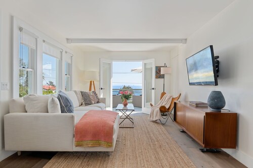 Designer Summerland Retreat! Contemporary Unit With Ocean Views