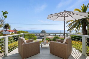 Property grounds - Designer Summerland Retreat! Contemporary Unit With Ocean Views (Summerland)