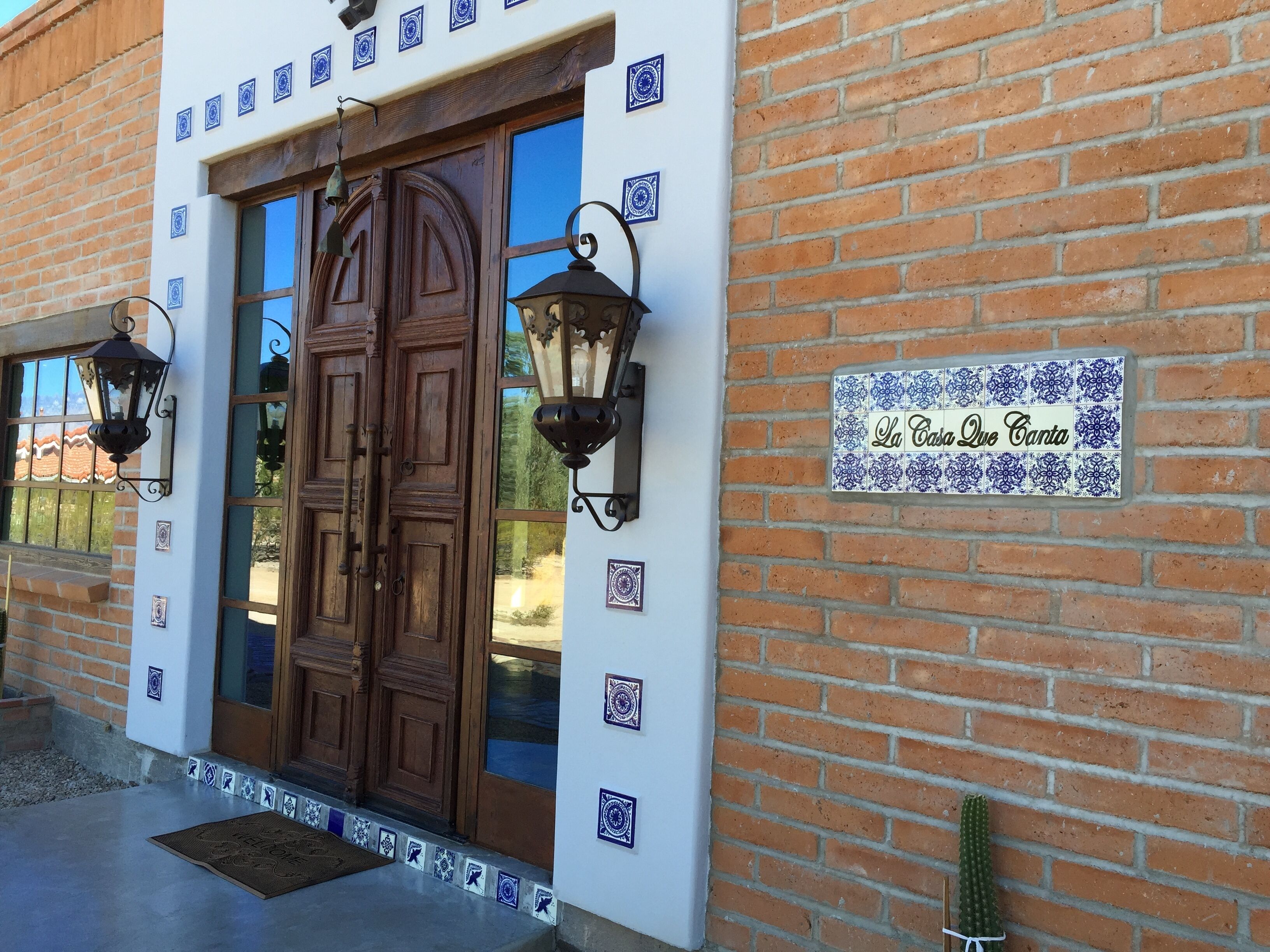 " La Casa Que Canta" The house that sings.
