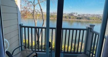Cozy Downtown Condo on the River! Walk to Broadway and Germantown!