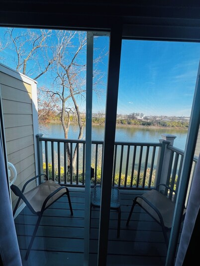 Cozy Downtown Condo on the River! Walk to Broadway and Germantown!