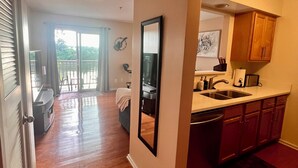 Un appartamento moderno con cucina, zona pranzo e un balcone vista panoramica.